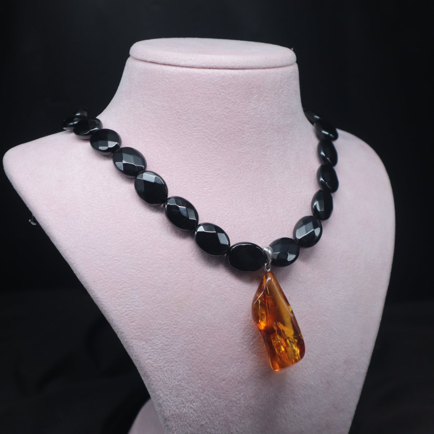 𝒮𝒸𝒶𝓇𝓁𝑒𝓉𝓉𝑒 -  Onyx&Amber Necklace