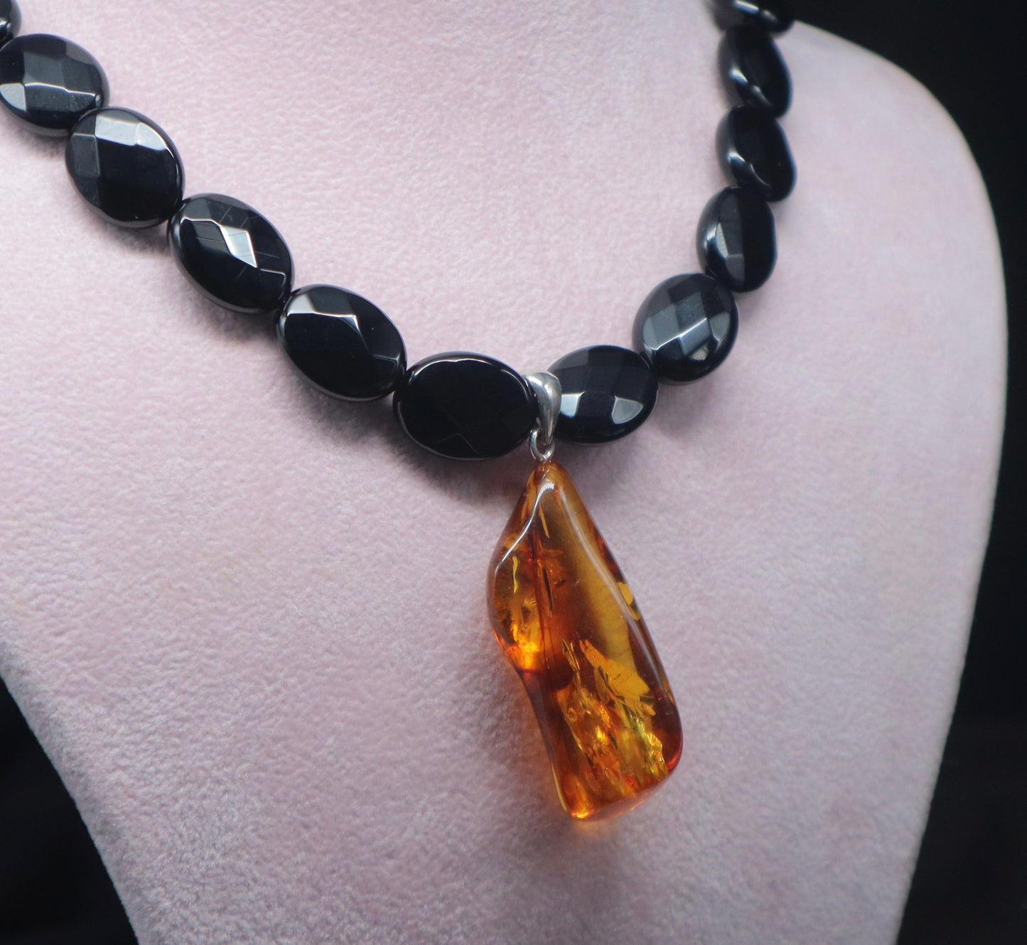 𝒮𝒸𝒶𝓇𝓁𝑒𝓉𝓉𝑒 -  Onyx&Amber Necklace