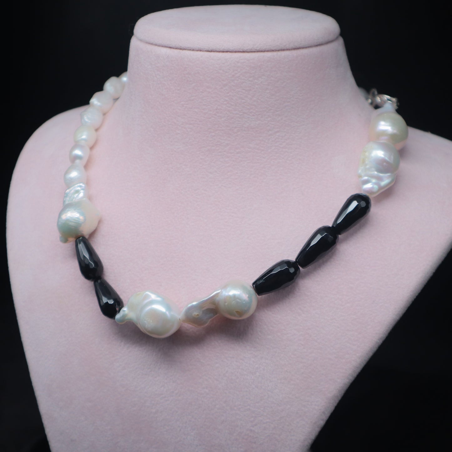 𝐵𝓇𝑜𝑜𝓀𝓁𝓎𝓃 -Pearl Necklace