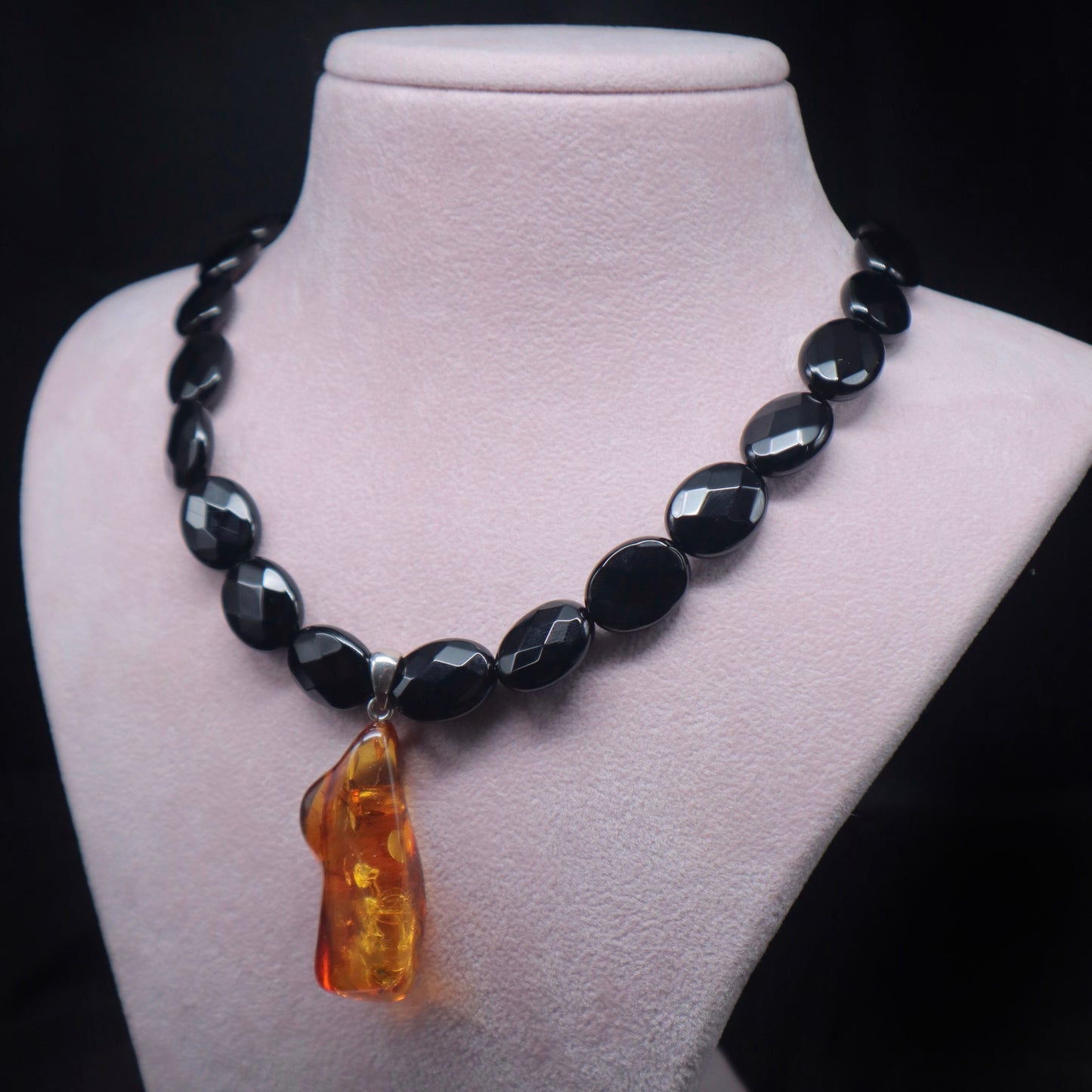 𝒮𝒸𝒶𝓇𝓁𝑒𝓉𝓉𝑒 -  Onyx&Amber Necklace