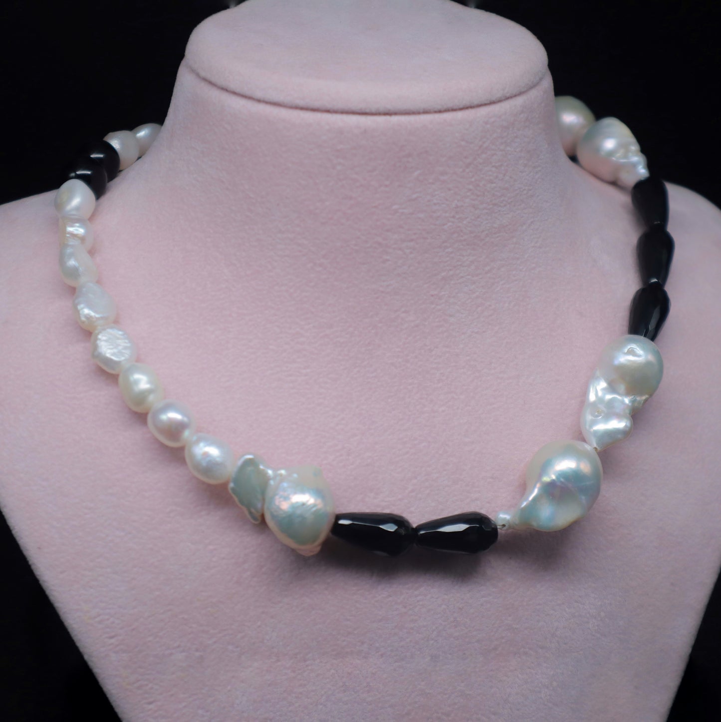 𝐵𝓇𝑜𝑜𝓀𝓁𝓎𝓃 -Pearl Necklace