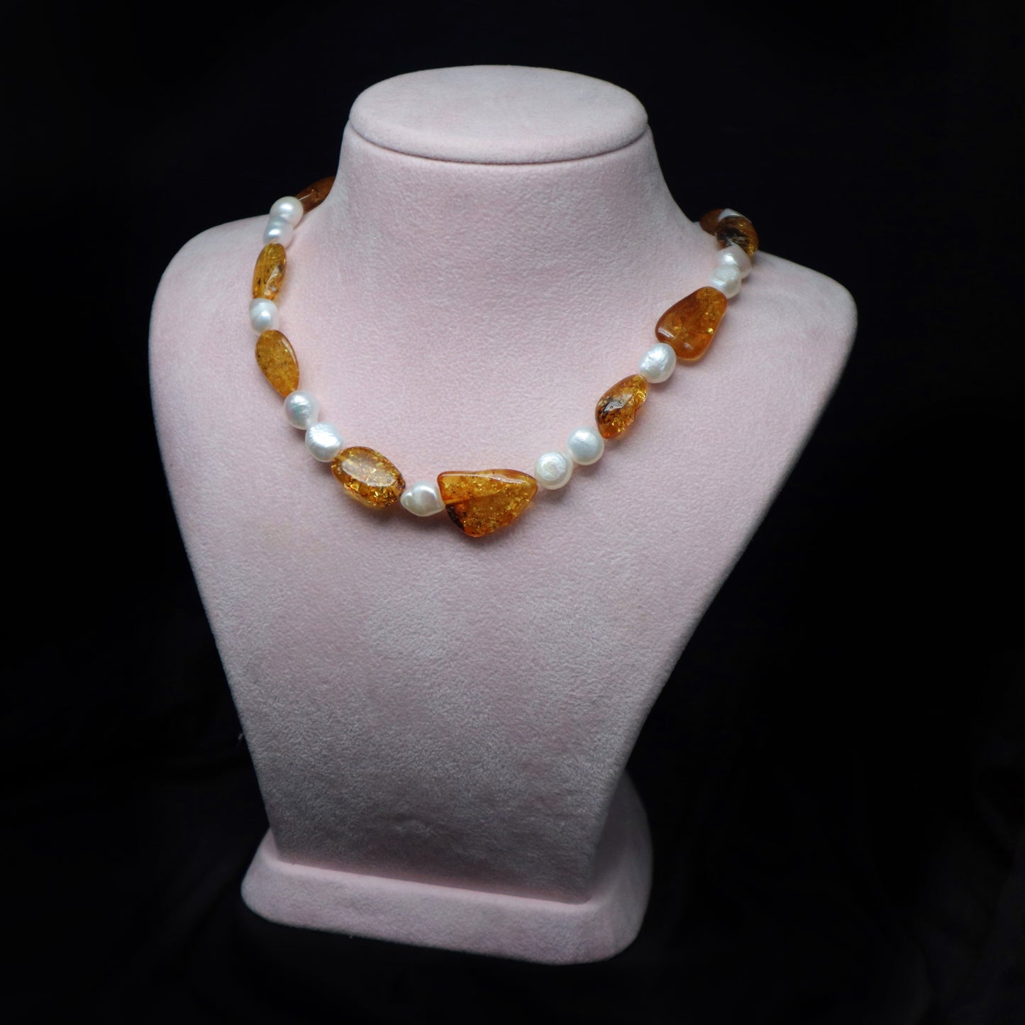 𝒜𝓃𝑔𝑒𝓁𝒾𝓆𝓊𝑒 -  Amber&Pearl Necklace