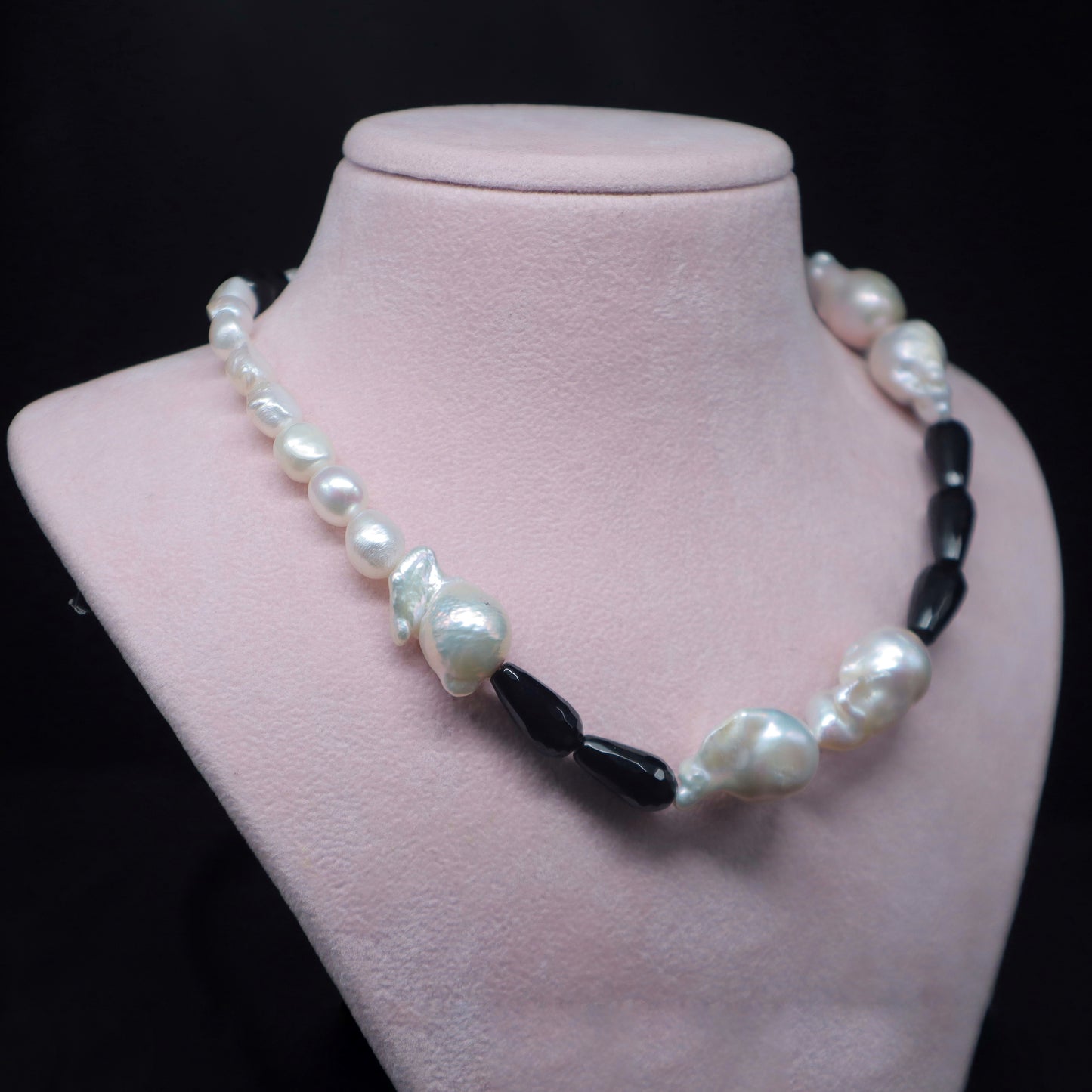 𝐵𝓇𝑜𝑜𝓀𝓁𝓎𝓃 -Pearl Necklace