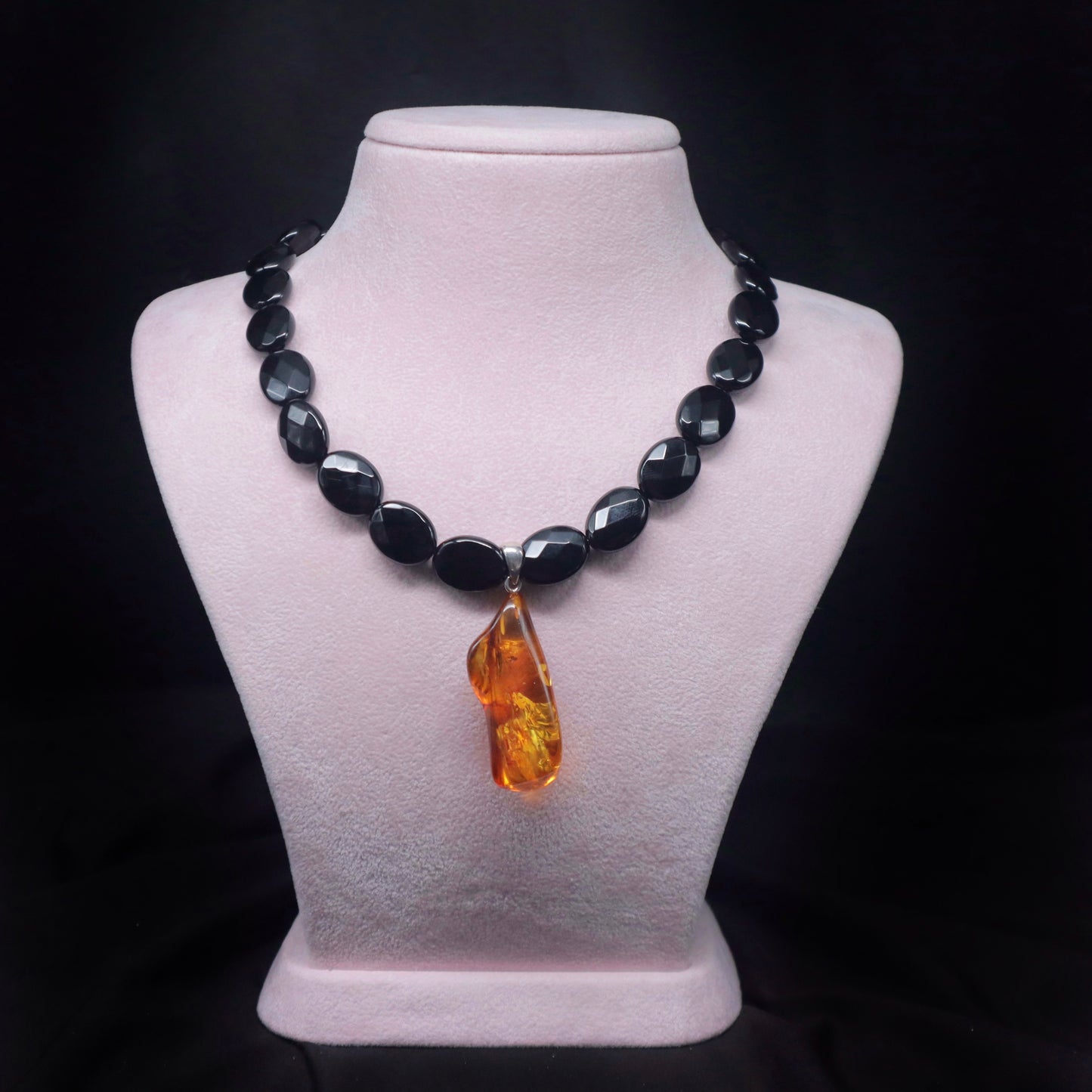 𝒮𝒸𝒶𝓇𝓁𝑒𝓉𝓉𝑒 -  Onyx&Amber Necklace