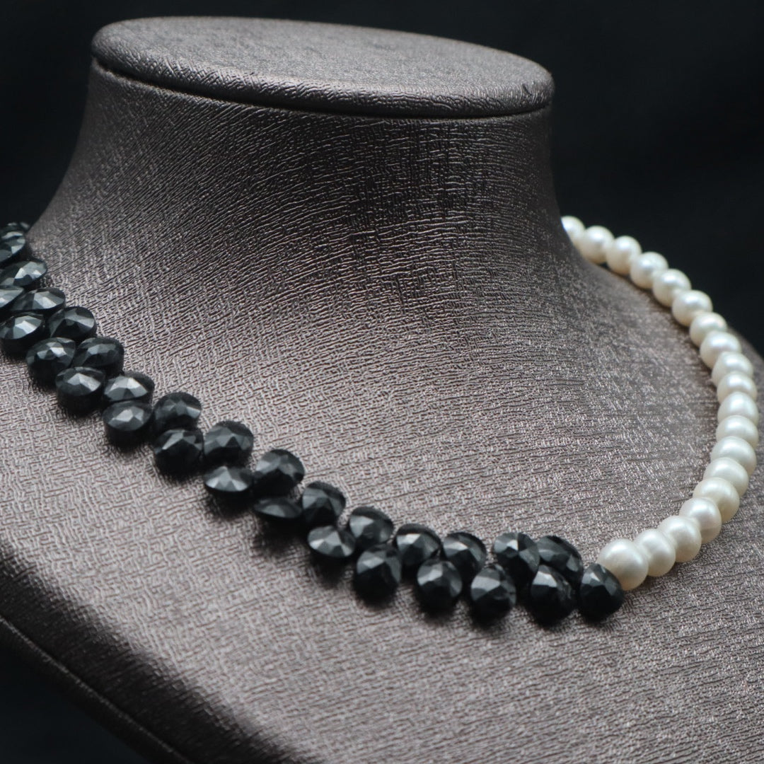 Isabelle Pearl&Onyx Necklace